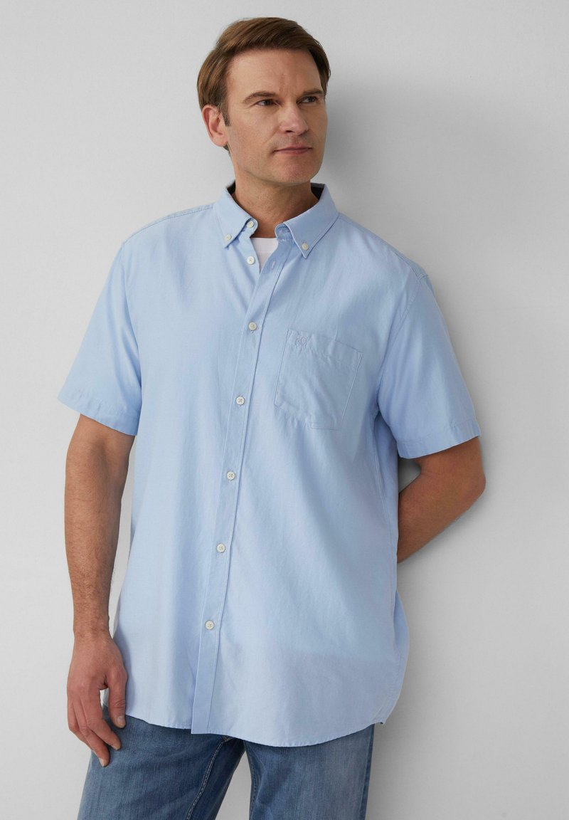 Lichtblauwe overhemd met korte mouwen, knoopsluiting en zak, gekleed met een kraag, met een gladde textuur en een relaxed fit, gecombineerd met blauwe jeans.