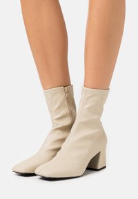 Monki Botas clássicas de cano curto - beige