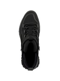 Scarpa da trekking nera con superiore testurizzato, punta rinforzata e collo imbottito. Dotata di suola in gomma e lacci elastici per la regolazione della vestibilità.