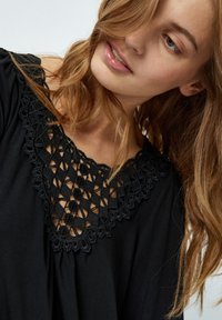 Desires DEAUGUSTA 2/4 SLEEVE CROCHET T-SHIRT. - Blůza - black
