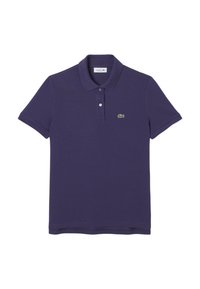 Polo de color púrpura hecho de algodón, con un cuello clásico, mangas cortas, dos botones y un logo de cocodrilo verde en el pecho.
