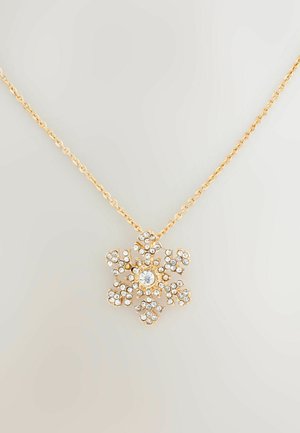 Guld kæde med en snefnugsvedhæng prydet med små klare rhinsten, en central sten og indviklede detaljer.