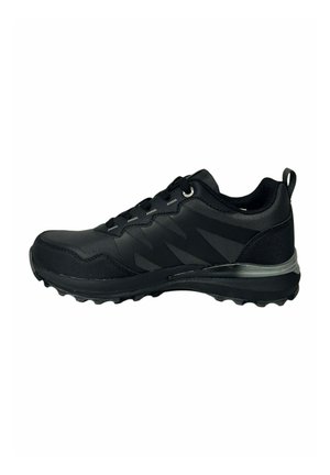 Zapato deportivo negro con parte superior de malla texturada, acentos reflectantes y una suela de goma con un dibujo pronunciado para tracción.