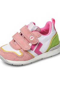 Sneaker rosa e bianca con dettagli in suede, cinturini in velcro, suola testurizzata e dettagli verdi e gialli. Presenta un logo sulla linguetta.
