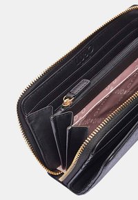 Portafoglio in pelle nera con zip dorata, dotato di più scomparti per carte e un interno rosa con un motivo sottile. Texture liscia con dettagli in rilievo.