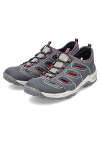 Graue Outdoor-Schuhe mit einem synthetischen Obermaterial in Kombination mit roten Akzenten, elastischen Schnürsenkeln, Netzpaneelen und einer Gummisohle mit strukturiertem Profil.