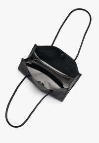 Černá kožená kabelka s jedním popruhem, otevřeným vrchem a vnitřními kapsami. Podšívka je z vzorované šedé látky. Hladký povrch, minimalistický design.