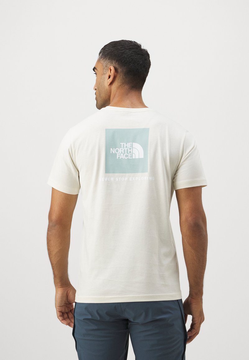 The North Face M SS BOX NSE TEE - Apdrukāts T-krekls - white dune/muted pine