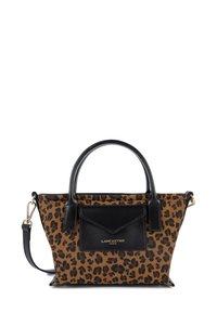 Sac à main à motif léopard en tissu avec des accents en cuir noir. Dispose de deux poignées, d'une bandoulière amovible et d'une poche avant.