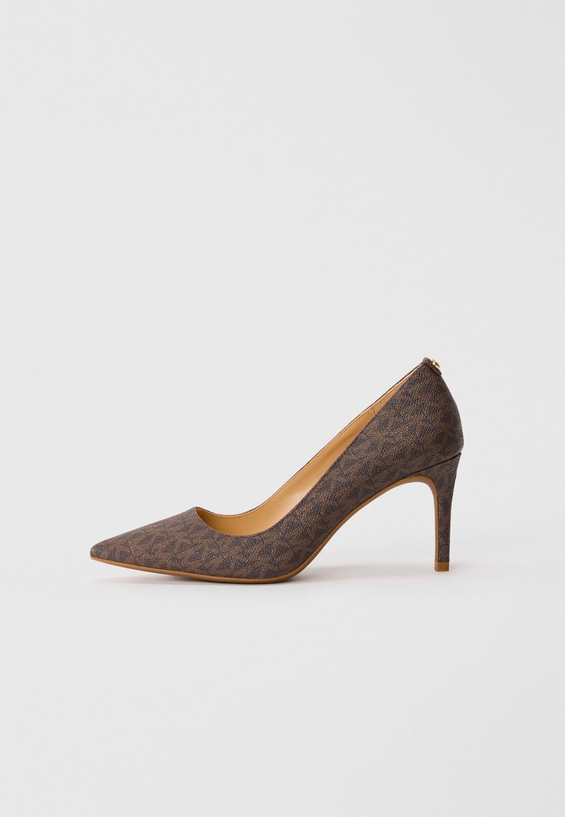 Escarpin à talon haut marron à motif, avec un bout pointu et un talon aiguille fin, sur fond blanc.