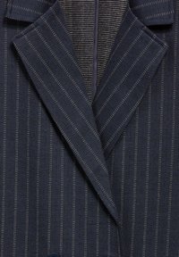 Marine gestreifter Blazer-Stoff mit einer glatten Textur und feinen metallischen Akzenten. Auffälliges Reversdesign und subtiler Glanz im gesamten Stoff.