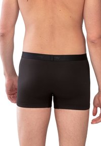 Boxers noirs en tissu lisse et extensible. Dotés d'une ceinture noire unie avec une marque discrète et d'un ajustement confortable.