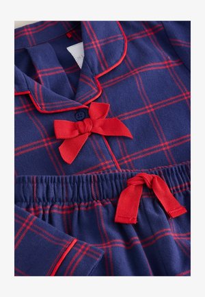 Jūrų laivyno audinio pižamos komplektas su raudono tartano raštu, raudonais apvadais ir akcentais. Su apykakle ir kaspinais viršuje bei juosmens srityje, minkšta tekstūra.