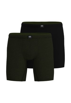 Zwei Paar Herren-Boxershorts, eine in einfarbigem Schwarz und eine in dunklem Oliv mit dezenten horizontalen Streifen, beide mit kleinem Logo am Bund.