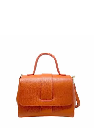 Sac à main en cuir orange avec une finition texturée, une poignée supérieure et une bandoulière amovible. Dispose d'une fermeture à rabat et de détails en métal doré.