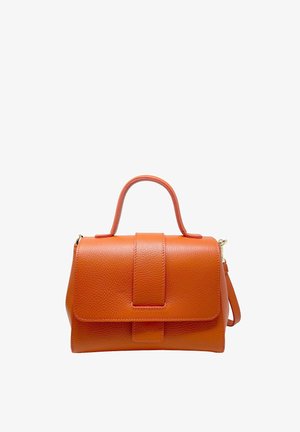Borsa a mano in pelle arancione con finitura texturizzata, manico superiore e tracolla rimovibile. Presenta una chiusura a patta e dettagli in metallo dorato.