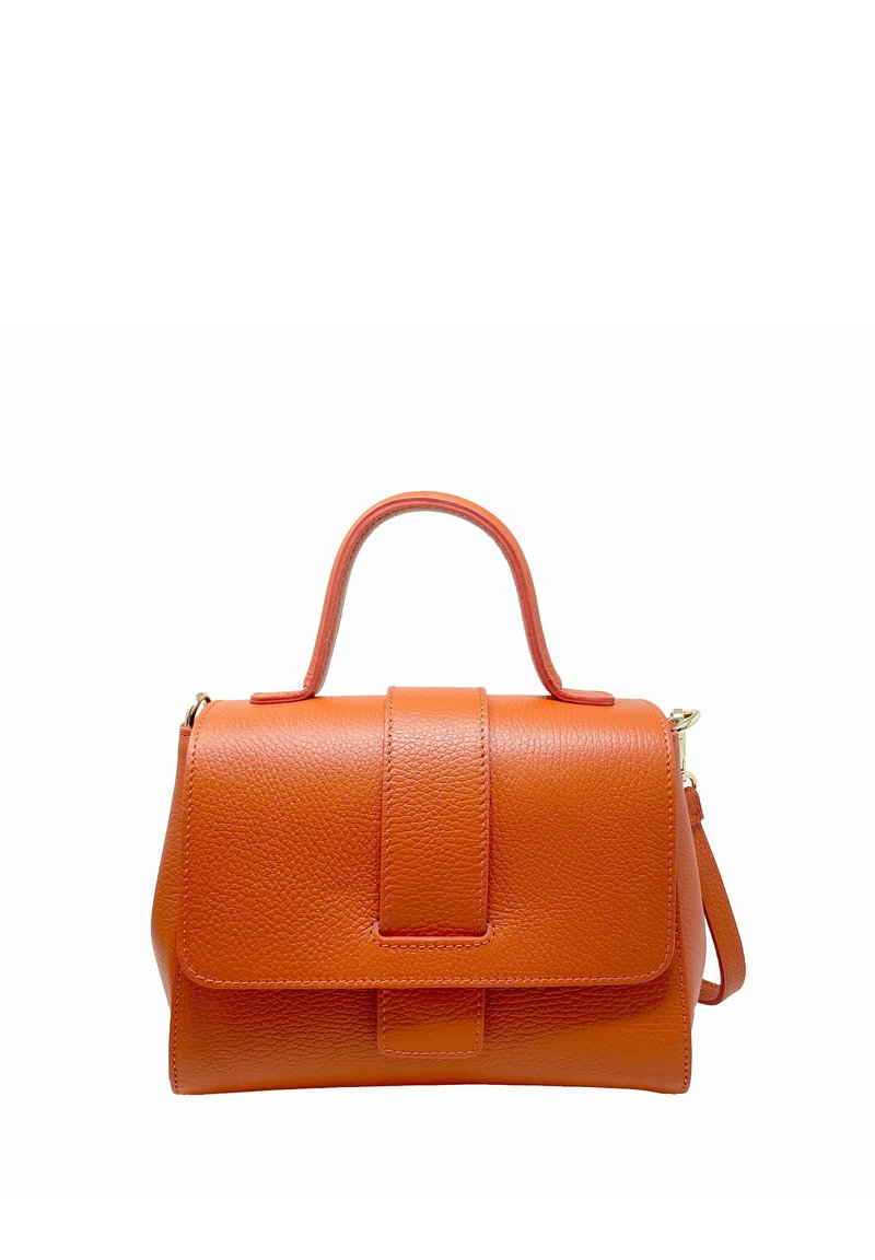 Bolso de cuero naranja con un acabado texturizado, un asa superior y una correa de hombro desmontable. Presenta un cierre de solapa y acentos de hardware en dorado.