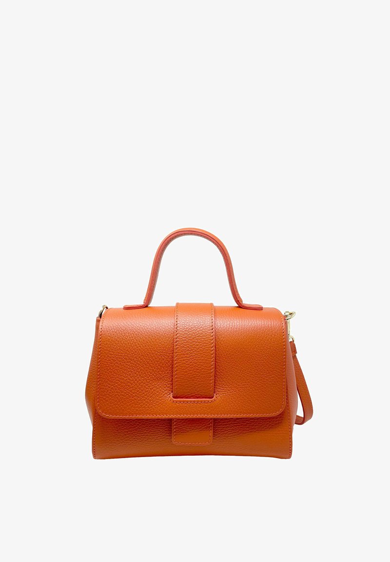 Bolso de cuero naranja con un acabado texturizado, un asa superior y una correa de hombro desmontable. Presenta un cierre de solapa y acentos de hardware en dorado.