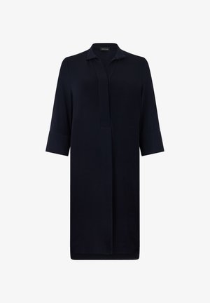 Vestito nero al ginocchio con maniche a tre quarti, colletto e patta frontale nascosta, mostrato su sfondo bianco.