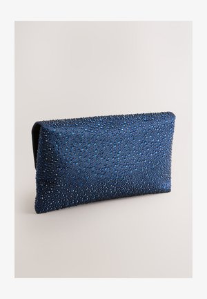 Sininen kirjekuorimallinen pikkulaukku, jonka pinnassa on tekstuuri ja ripoteltuja kimaltavia strasseja. Suorakulmainen muoto ja tyylikäs muotoilu kontrastoivalla sisäpuolella.