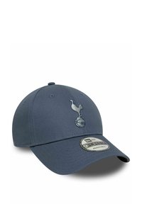 Marineblaues Cap aus Stoff mit einem gebogenen Schirm, das auf der Vorderseite ein gesticktes Logo eines Vogels auf einem Fußball zeigt.