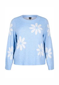 Hellblauer Pullover aus weichem Material, mit weißen Blumenmustern, runder Halslinie und langen Ärmeln, mit geripptem Saum und Bündchen.