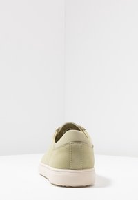 Clae Baskets basses - olive