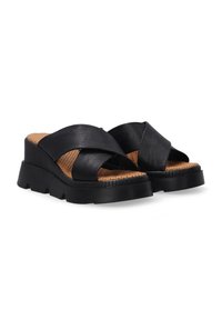 Sorte læder plateau-sandaler med krydsremme, en tekstureret korkindersål og en tyk, ribbet sort gummisål.