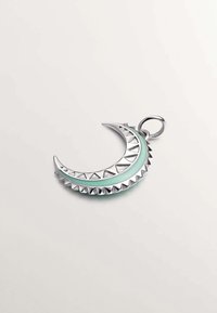 Colgante de tono plateado en forma de media luna, con un revestimiento verde menta, patrones triangulares en el borde y un lazo para su sujeción.