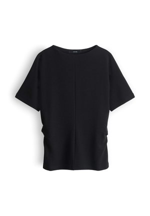 Maglietta nera a maniche corte con scollo tondo, leggermente arricciata ai lati e con una cucitura centrale che corre verticalmente sul davanti.