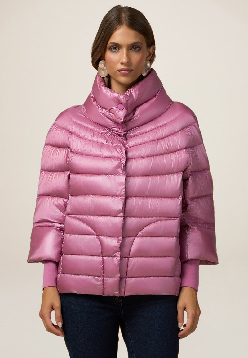Chaqueta rosa acolchada con un alto cuello y cierres de botón, que presenta un acabado brillante, un patrón de costura horizontal y mangas anchas.