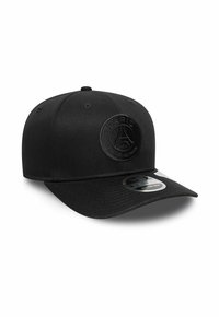 Cappellino da baseball nero con tessuto testurizzato, visiera curvata ed emblema di Parigi in rilievo sulla parte anteriore. Etichette visibili sulla visiera.