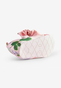 Kwiatowy kapcie z różowym tłem i zielonymi liśćmi. Posiadają teksturowaną białą podeszwę z wzorem diamentowym i ozdobną kokardką.