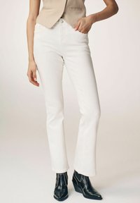 Next - SUPER SOFT STANDARD - Bootcut jeans - white Miniatuurafbeelding 1