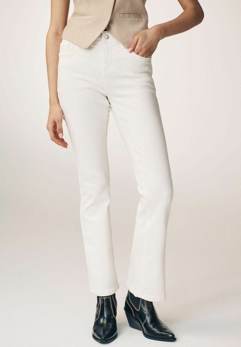 Next SUPER SOFT STANDARD - Jean bootcut - white