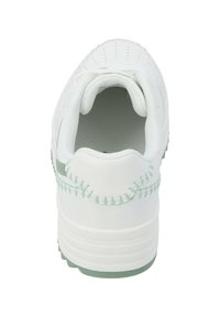 Weißer Sneaker mit strukturiertem Kragen, grünen Akzenten an der Ferse und Perforationen im Obermaterial, ausgestattet mit einer dicken weißen Sohle.