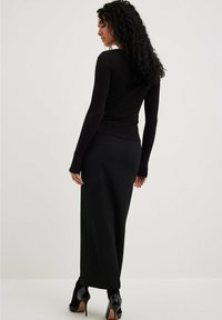 NA-KD Pitkähihainen paita - black
