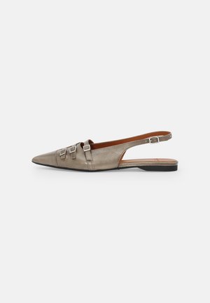 Slingback-flad sko med spids tå i metallisk beige med tre dekorative spænder og lav sort sål.