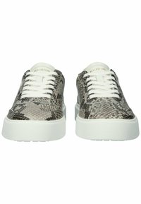 Pari matalavartisia tennareita, joissa on valkoiset pohjat, valkoiset nauhat ja harmaa käärmeennahkakuosinen päällinen, kielen kohdalla BLACKSTONE-brändäys.