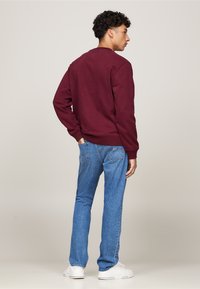 Tommy Jeans CREST CREW - Sudadera - deep rouge