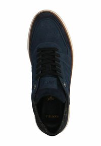 Sneaker in suede blu navy con tomaia forata, lacci neri e suola in gomma marrone. Presenta il branding sulla linguetta e occhielli metallici.