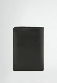Schwarze Lederbörse mit strukturierter Oberfläche, Bifold-Design und sauberen Kanten. Kompakte Form ohne sichtbare Hardware oder Akzente.