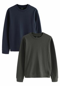 Twee crew neck sweaters in marineblauw en donkergroen. Beide hebben lange mouwen en ribgebreide boorden. Gemaakt van een zachte, katoenmix stof.