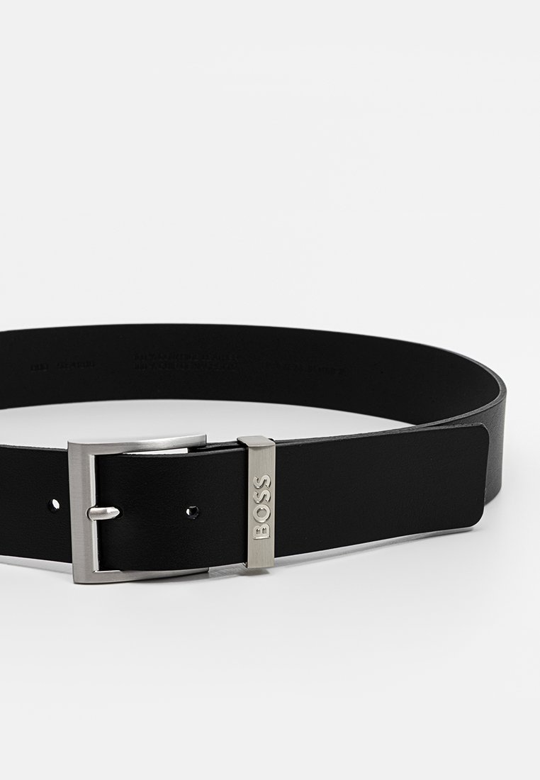 Zwarte leren riem met een zilveren rechthoekige gesp. De gesp heeft een reliëf "BOSS" logo. Glad oppervlak, klassiek ontwerp.