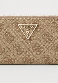 Beige tekstureret pung med et diamantmønster, der har et guld trekantet logoaccent. Lynlås lukning øverst for sikker opbevaring.