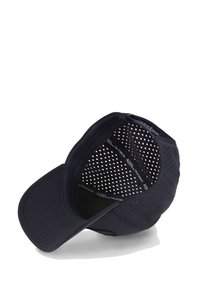 Casquette de marine avec une visière courbée ; fabriquée en matériau texturé avec des trous de ventilation à l'intérieur. Comprend un marquage de la marque le long de la bande intérieure.