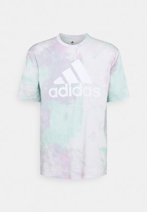 Koszulka Adidas z krótkim rękawem w pastelowy wzór tie-dye w kolorach fioletowym, zielonym i białym, z dużym białym logo Adidas z przodu.
