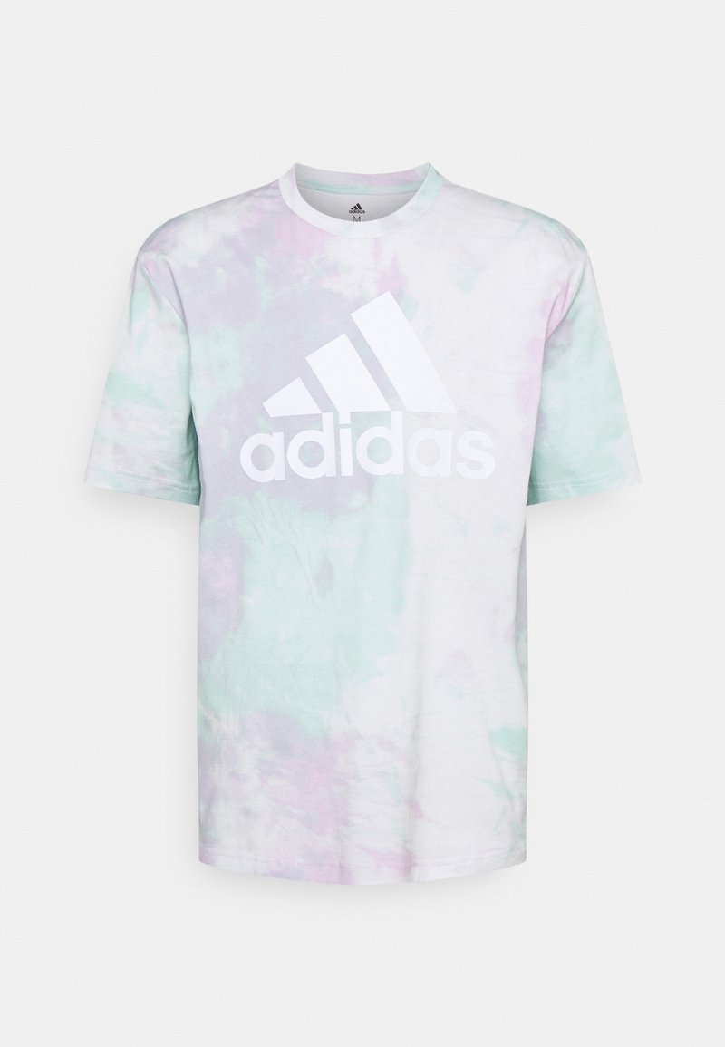 T-shirt Adidas à manches courtes avec motif tie-dye pastel violet, vert et blanc, avec un grand logo Adidas blanc sur le devant.