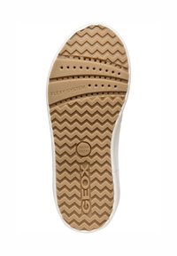 Suela de zapatilla blanca con un patrón en zigzag, que presenta perforaciones para la transpirabilidad. Marca "FLEXY SYSTEM" y "GEOX" grabadas en el caucho.