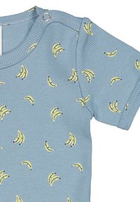 Jasnoniebieski body z krótkim rękawem o prążkowanej teksturze, zdobione powtarzającym się nadrukiem bananów w żółtym i czarnym kolorze. Zapięcie na zatrzask przy ramieniu.